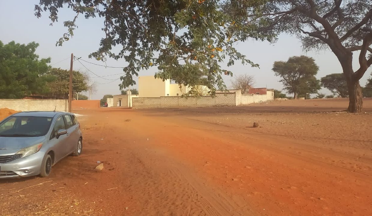 Terrain de 1200 mètres carrés à Ndiourokh 4
