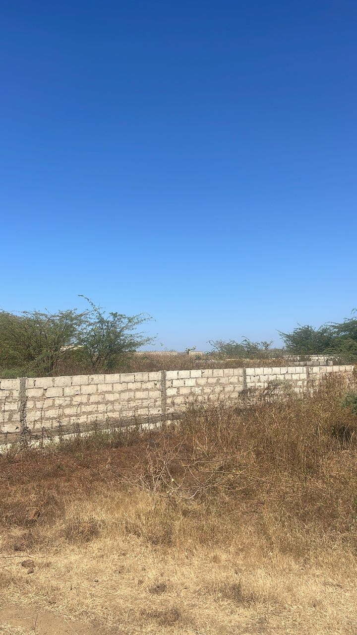 Terrain 300 mètres carrés à Ndayane