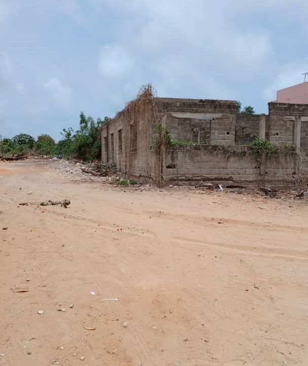 terrain de 700m2 à saly 02