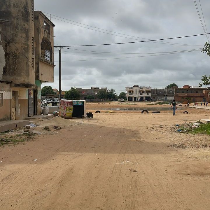 terrain de 300m2 à mbour 01