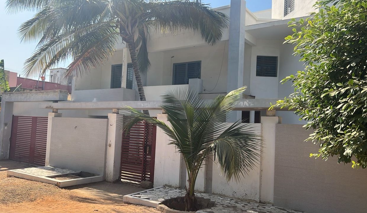 villa de 1300m2 à vendre à mbour 01