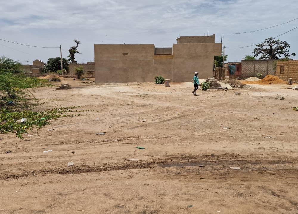 Terrain de 200m2 à mbour 04