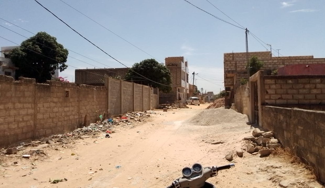 Terrain de 300m2 à Saly carr 04