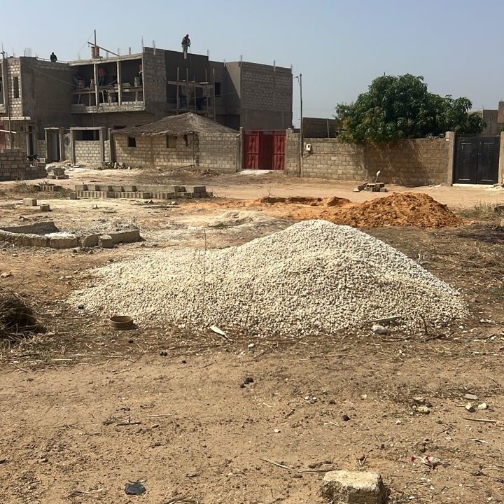 Terrain de 300m2 à saly 02
