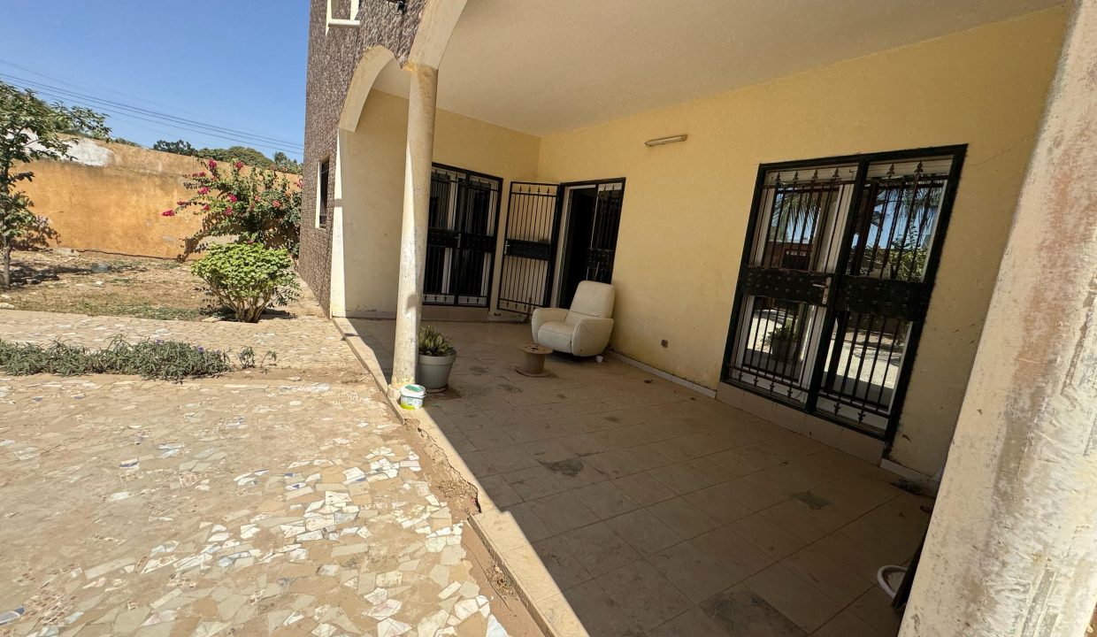 villa de 450m2 à mbour 07