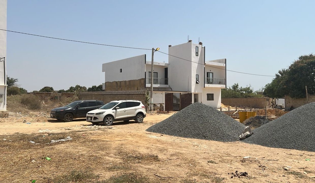 Terrain 300m2 derrière le golf 04