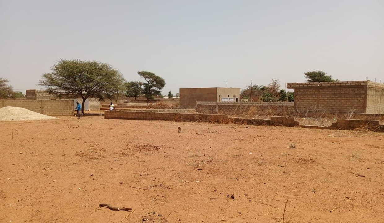 terrain 300m2 à Nguérigne 02