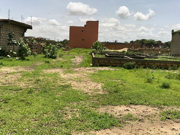 Terrain de 225 mètres carrés à vendre à Gandigal En angle de rue Type de Papier: délibération Eau et électricité disponibles Habitable Zone calme Accès facile Commerces et services à proximité Bon pour projet à usage d’habitation ou d’investissement immobilier
