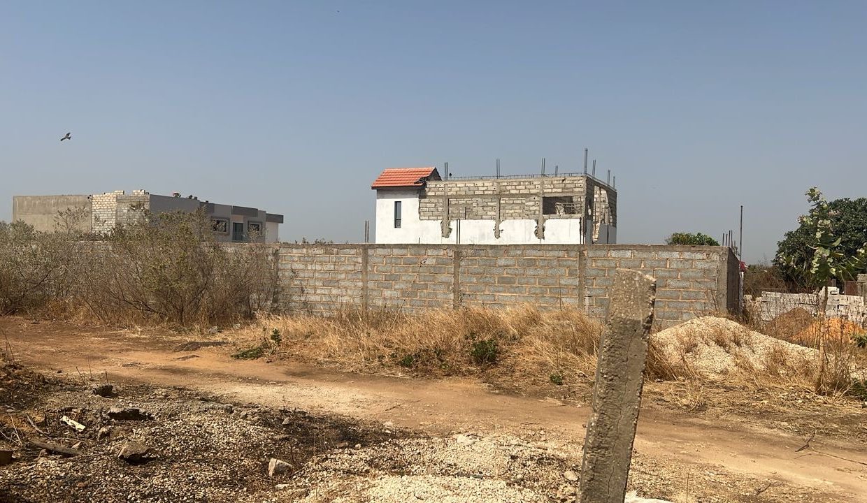 Terrain 300m2 à Nguérigne peulh 01