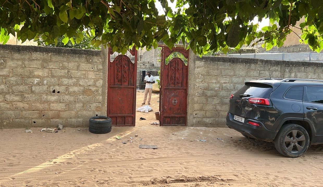 Terrain de 300m2 à mbour 02
