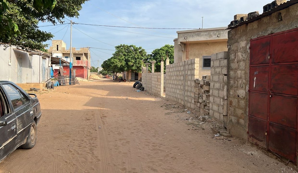 Terrain de 300m2 à mbour 04