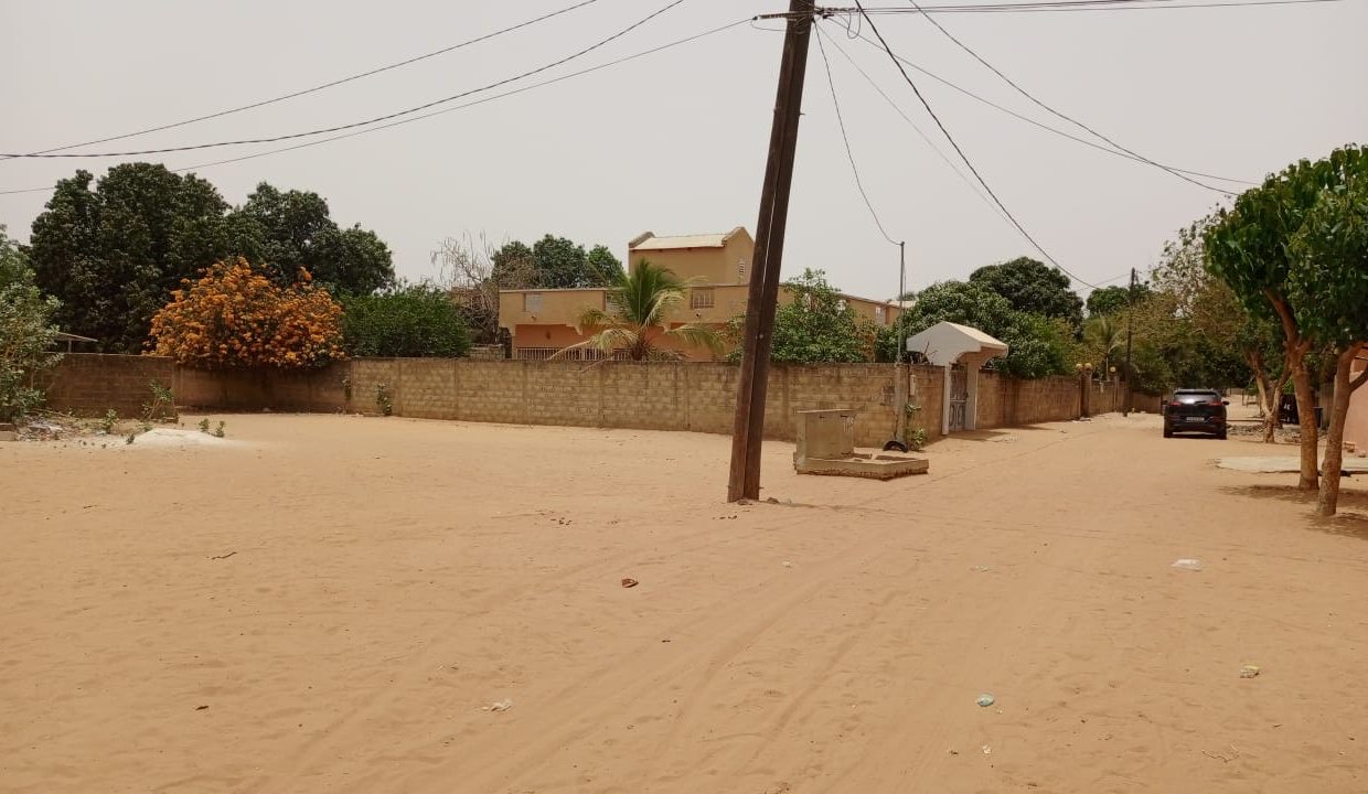Terrain 1200m2 à Simal 02