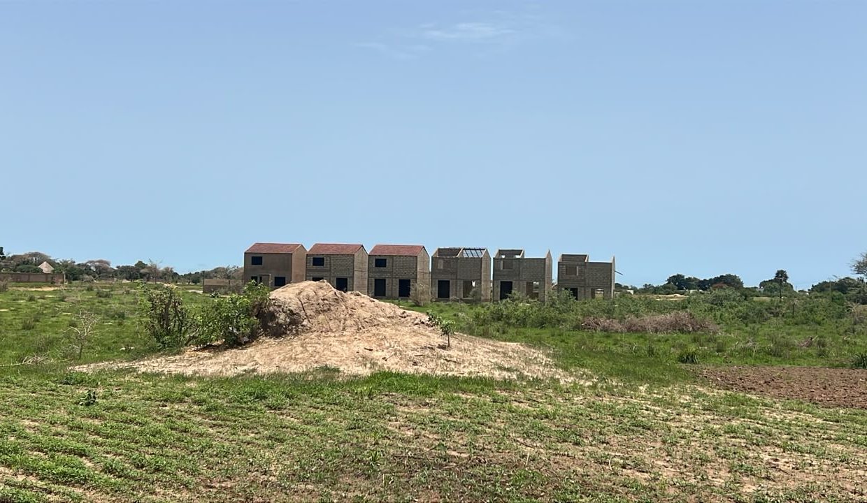 Terrains 300m2 à Mbour 04