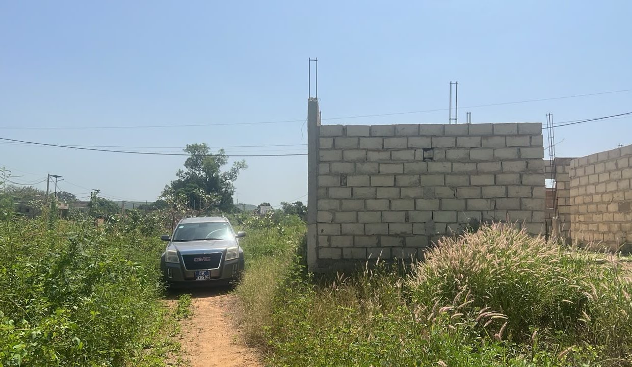 Terrain 300m2 à Popenguine 02