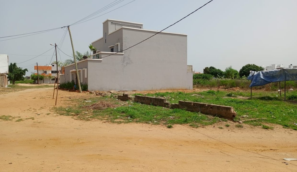 Terrain 300m2 à Saly 02