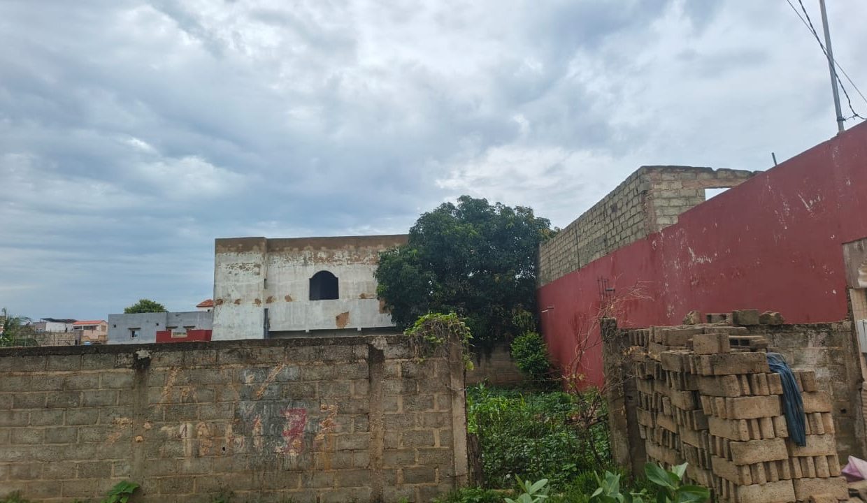Terrain 300m2 à Saly 05